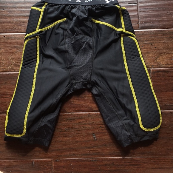 NWT UA compression hot gear series - Picture 4 of 8